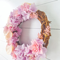 胡蝶蘭と紫陽花の三日月型フラワーリース/屋外リース•玄関リースとして最適なアーティフィシャルフラワーリース 7枚目の画像