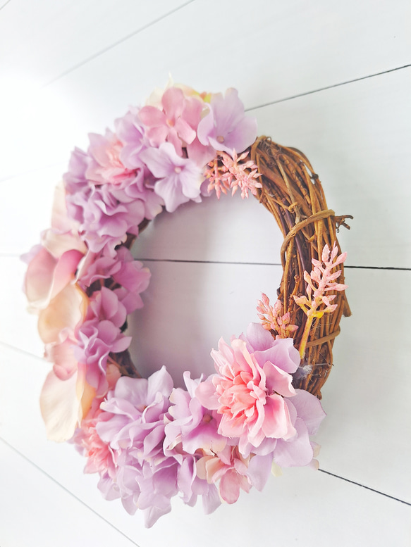 胡蝶蘭と紫陽花の三日月型フラワーリース/屋外リース•玄関リースとして最適なアーティフィシャルフラワーリース 7枚目の画像