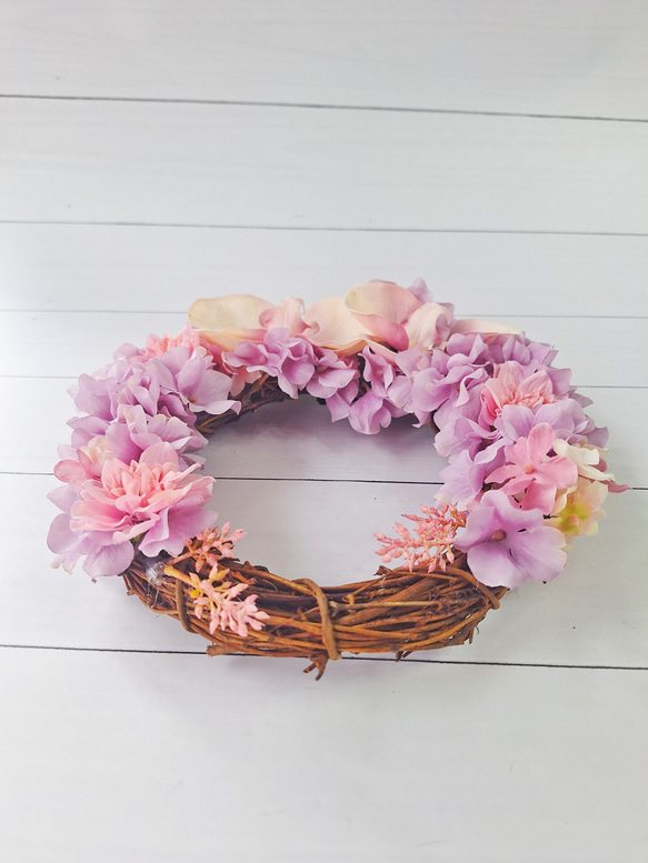 胡蝶蘭と紫陽花の三日月型フラワーリース/屋外リース•玄関リースとして最適なアーティフィシャルフラワーリース 11枚目の画像