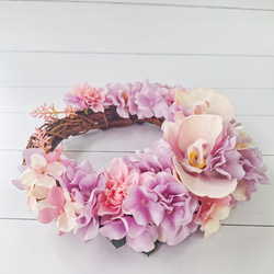 胡蝶蘭と紫陽花の三日月型フラワーリース/屋外リース•玄関リースとして最適なアーティフィシャルフラワーリース 10枚目の画像
