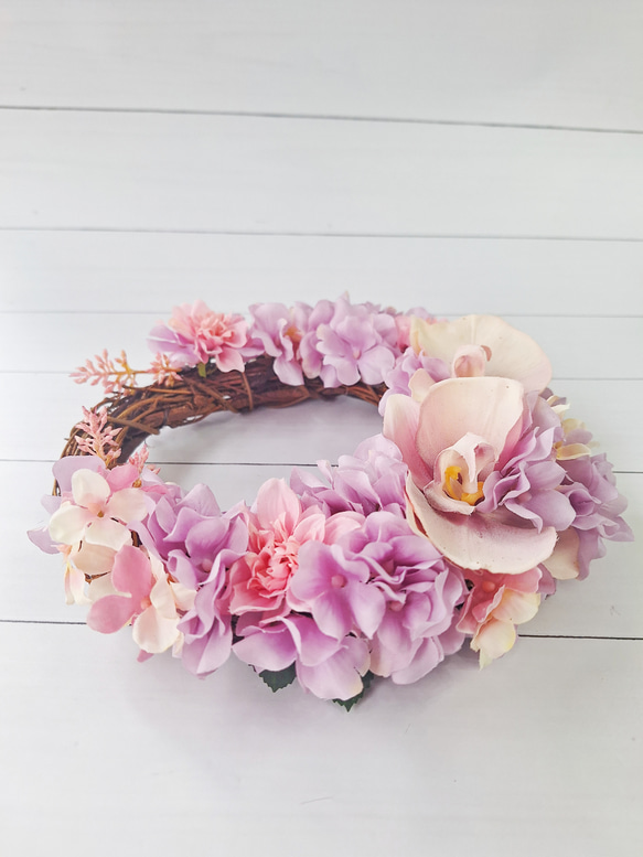 胡蝶蘭と紫陽花の三日月型フラワーリース/屋外リース•玄関リースとして最適なアーティフィシャルフラワーリース 10枚目の画像