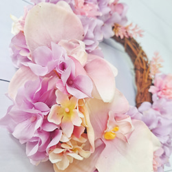 胡蝶蘭と紫陽花の三日月型フラワーリース/屋外リース•玄関リースとして最適なアーティフィシャルフラワーリース 4枚目の画像
