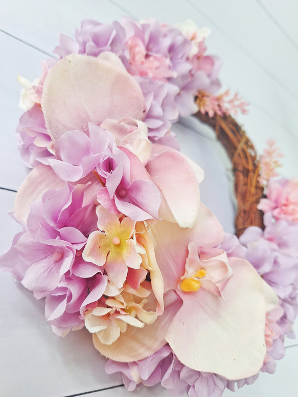 胡蝶蘭と紫陽花の三日月型フラワーリース/屋外リース•玄関リースとして最適なアーティフィシャルフラワーリース 4枚目の画像
