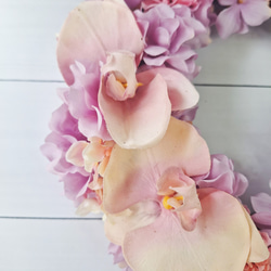 胡蝶蘭と紫陽花の三日月型フラワーリース/屋外リース•玄関リースとして最適なアーティフィシャルフラワーリース 6枚目の画像