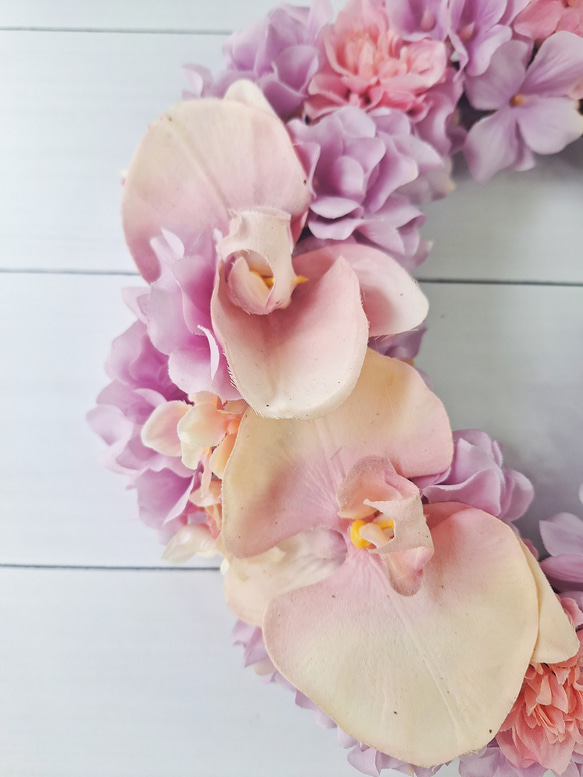胡蝶蘭と紫陽花の三日月型フラワーリース/屋外リース•玄関リースとして最適なアーティフィシャルフラワーリース 6枚目の画像