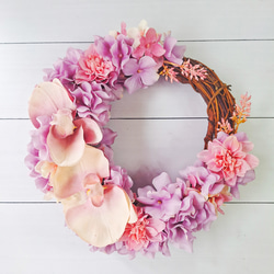胡蝶蘭と紫陽花の三日月型フラワーリース/屋外リース•玄関リースとして最適なアーティフィシャルフラワーリース 2枚目の画像