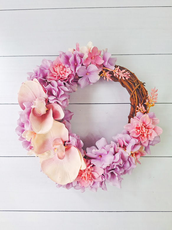 胡蝶蘭と紫陽花の三日月型フラワーリース/屋外リース•玄関リースとして最適なアーティフィシャルフラワーリース 2枚目の画像