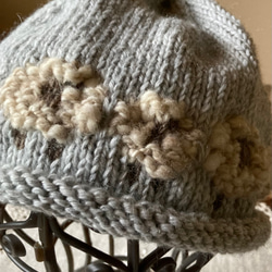 可愛いい羊の手編みニット帽 2枚目の画像