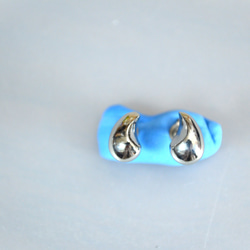 Titanium　pierced earrings・チタンピアス・１６ゲージ・1.2ミリ=銀の水滴又は陰陽= 3枚目の画像