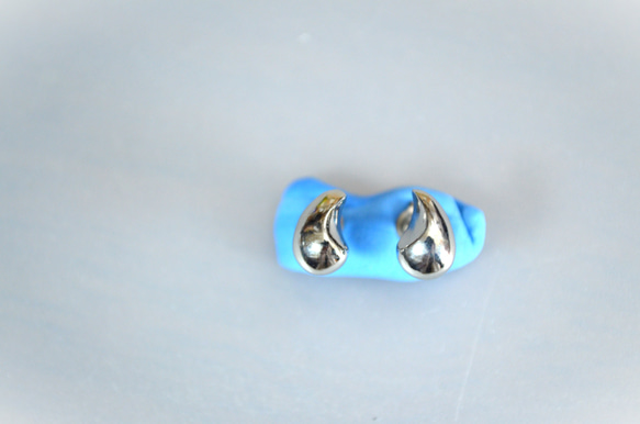 Titanium　pierced earrings・チタンピアス・１６ゲージ・1.2ミリ=銀の水滴又は陰陽= 3枚目の画像