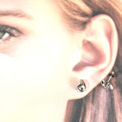 Titanium　pierced earrings・チタンピアス・１６ゲージ・1.2ミリ=銀の水滴又は陰陽= 1枚目の画像