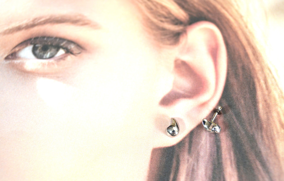 Titanium　pierced earrings・チタンピアス・１６ゲージ・1.2ミリ=銀の水滴又は陰陽= 1枚目の画像