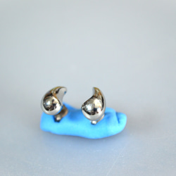 Titanium　pierced earrings・チタンピアス・１６ゲージ・1.2ミリ=銀の水滴又は陰陽= 4枚目の画像