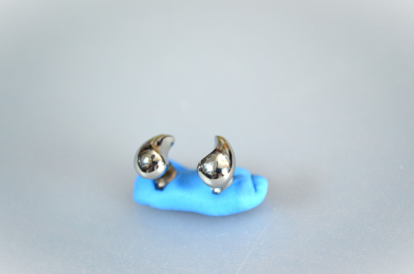 Titanium　pierced earrings・チタンピアス・１６ゲージ・1.2ミリ=銀の水滴又は陰陽= 4枚目の画像