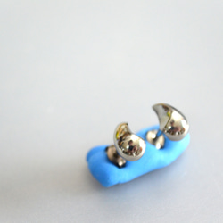 Titanium　pierced earrings・チタンピアス・１６ゲージ・1.2ミリ=銀の水滴又は陰陽= 2枚目の画像