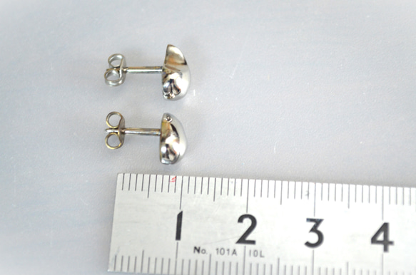 Titanium　pierced earrings・チタンピアス・１６ゲージ・1.2ミリ=銀の水滴又は陰陽= 5枚目の画像