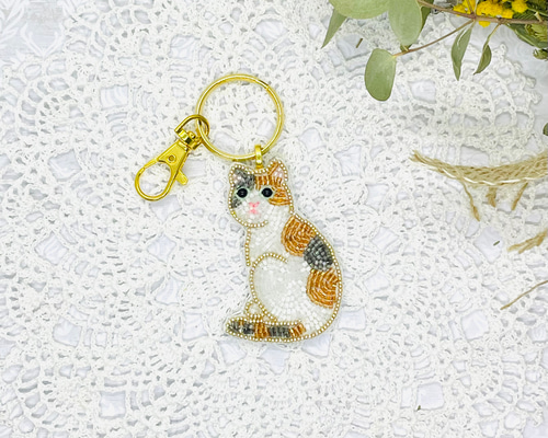 でおすすめアイテム。 ビーズ刺繍のうちの子キーホルダー（バッグチャーム）・三毛猫 チャーム
