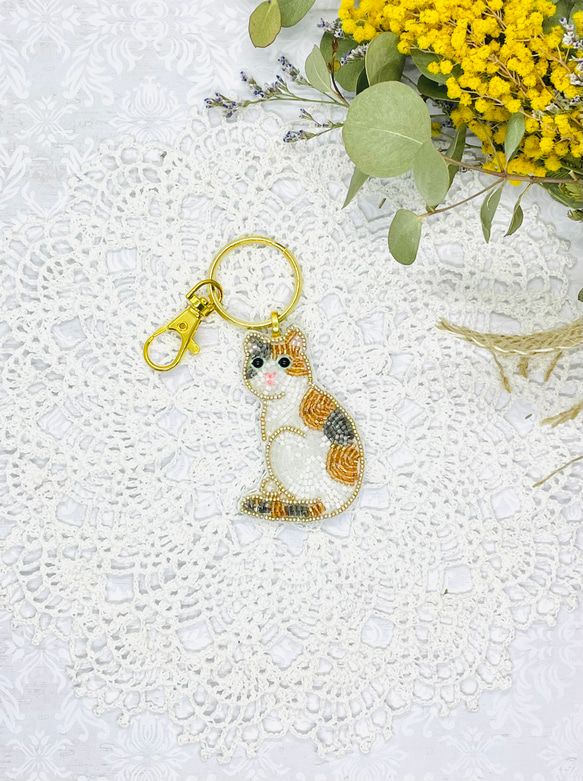 ビーズ刺繍のうちの子キーホルダー（バッグチャーム）・三毛猫 1枚目の画像