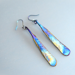 Titanium　pierced earrings=飾り羽のピアス2本=５１mm 2枚目の画像