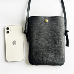 真皮簡約挎包（防水皮革，黑色）可調式肩帶，重量約 70 克，寬鬆尺寸，智慧型手機袋 第1張的照片