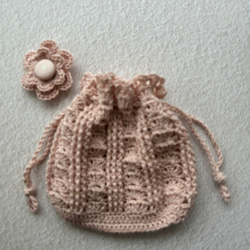 ラミーコットン手編みの巾着袋　お花のコサージュ付き　ピンク系 3枚目の画像