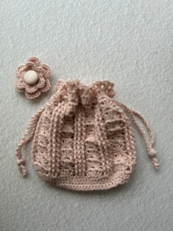 ラミーコットン手編みの巾着袋　お花のコサージュ付き　ピンク系 3枚目の画像