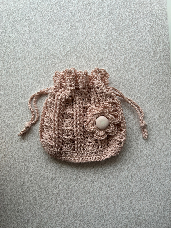 ラミーコットン手編みの巾着袋　お花のコサージュ付き　ピンク系 1枚目の画像