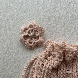 ラミーコットン手編みの巾着袋　お花のコサージュ付き　ピンク系 4枚目の画像