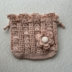 ラミーコットン手編みの巾着袋　お花のコサージュ付き　ピンク系 2枚目の画像