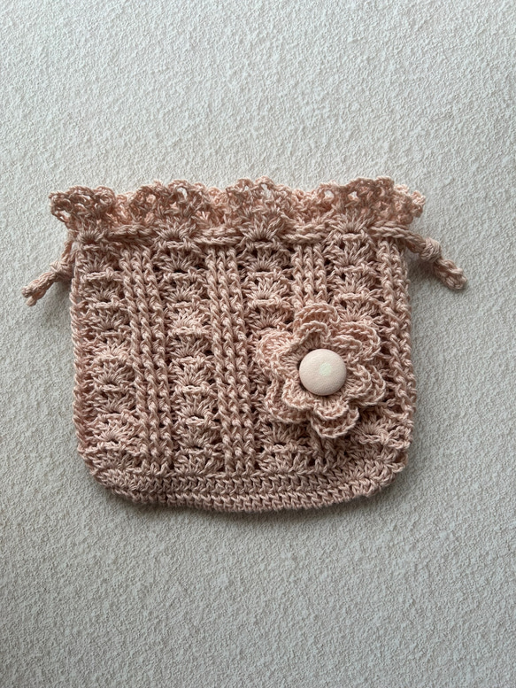 ラミーコットン手編みの巾着袋　お花のコサージュ付き　ピンク系 2枚目の画像