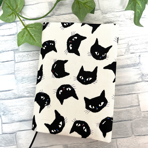 OUTLET SALE- 訳あり品など大放出 ブックカバー☆文庫本カバー☆黒猫ホワイト☆オーダー可能です 机上用品・文具収納
