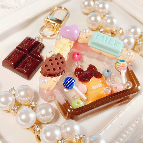 くまちゃんのチョコボックス レジンキーホルダー シャカシャカキーホルダー くまさんのチョコレートボックス◇シャカシャカキーホルダー