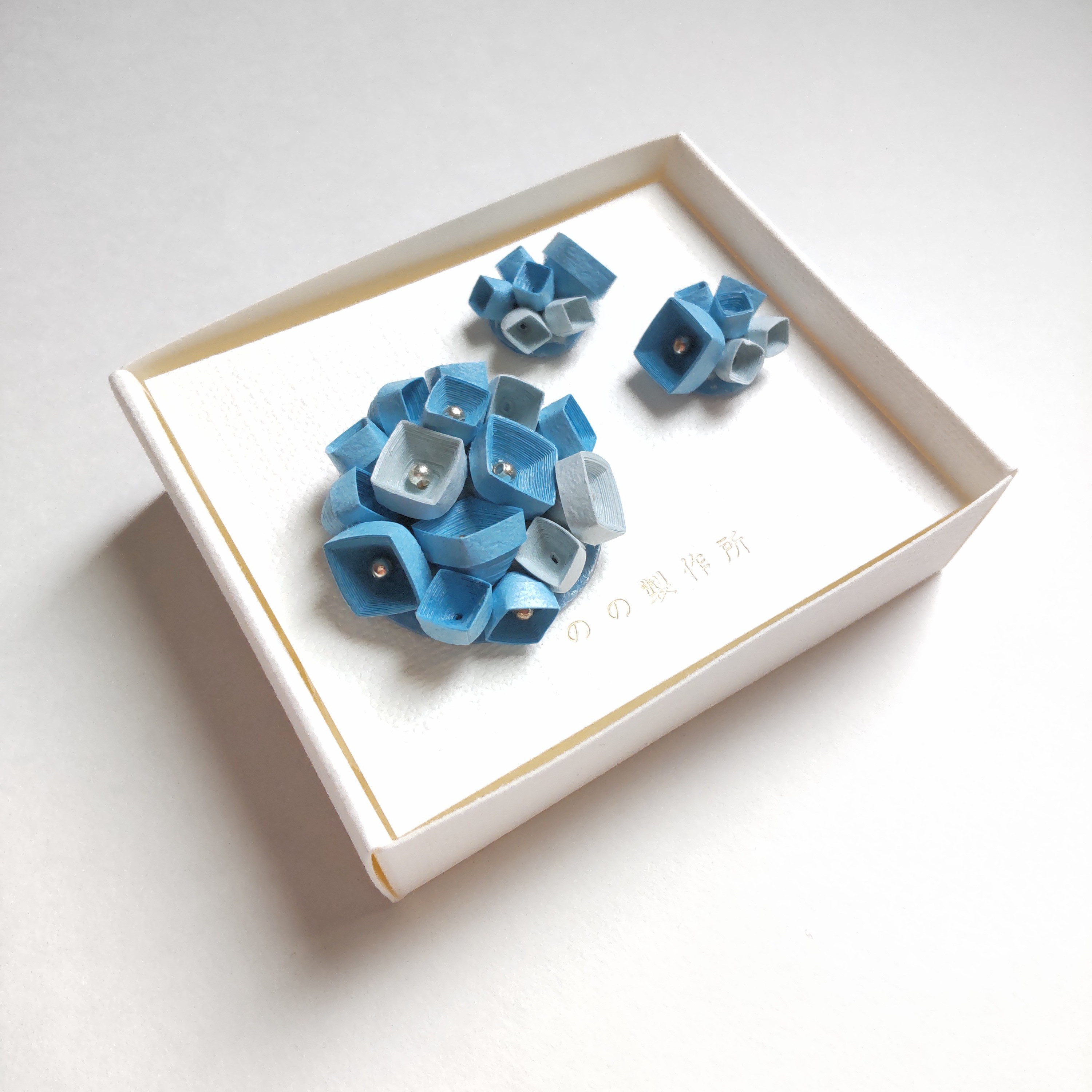軽い紙製【紫陽花ブローチ＆ピアス(イヤリング)】誕生日母の日プレゼントにも。ブルー×シルバーのシンプルアクセ
