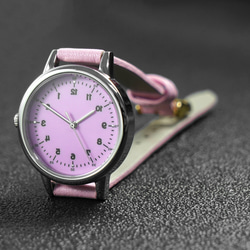 女性の反時計回りのエレガントな腕時計ピンクのダイヤルとストラップのパーソナライズされた腕時計世界中に無料配送 5枚目の画像