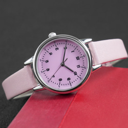 女性の反時計回りのエレガントな腕時計ピンクのダイヤルとストラップのパーソナライズされた腕時計世界中に無料配送 3枚目の画像