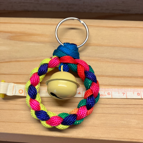 112・何だか可愛い鈴付きまぁるいパラコードキーホルダーハンドメイド  