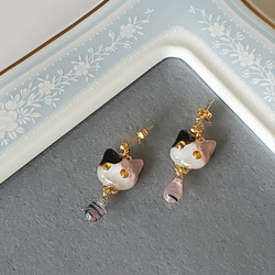 にゃんこピアス☆チェコガラス☆白猫☆レジン☆猫ジュエリー 猫