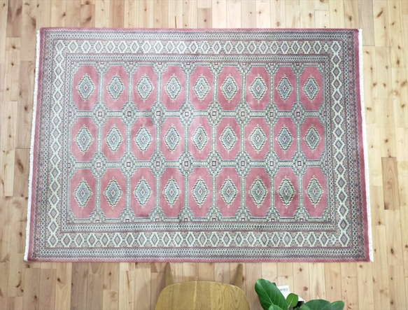 パキスタン絨毯 ラグ 194ｘ139cm 軽くて畳める手織りラグ ピンク 桃色 桜色 手織り 絨毯 トライバルラグ 6枚目の画像