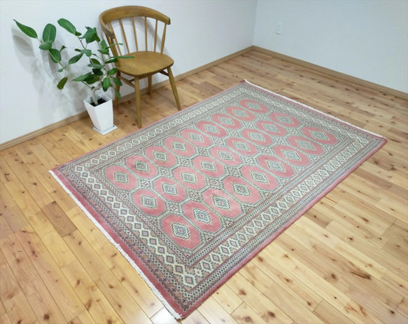 パキスタン絨毯 ラグ 194ｘ139cm 軽くて畳める手織りラグ ピンク 桃色 桜色 手織り 絨毯 トライバルラグ 1枚目の画像