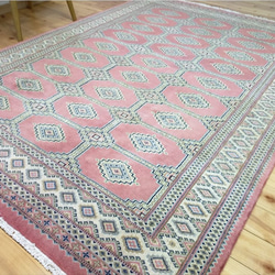 パキスタン絨毯 ラグ 194ｘ139cm 軽くて畳める手織りラグ ピンク 桃色 桜色 手織り 絨毯 トライバルラグ 10枚目の画像