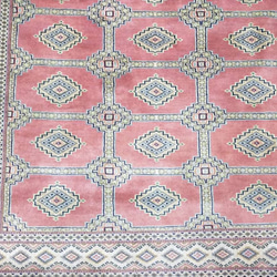 パキスタン絨毯 ラグ 194ｘ139cm 軽くて畳める手織りラグ ピンク 桃色 桜色 手織り 絨毯 トライバルラグ 8枚目の画像