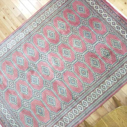 パキスタン絨毯 ラグ 194ｘ139cm 軽くて畳める手織りラグ ピンク 桃色 桜色 手織り 絨毯 トライバルラグ 7枚目の画像