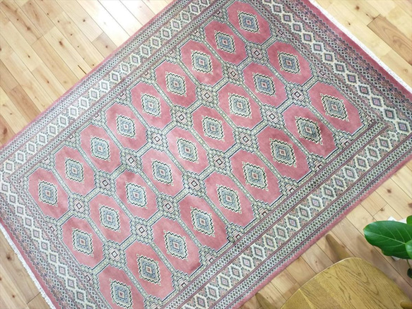 パキスタン絨毯 ラグ 194ｘ139cm 軽くて畳める手織りラグ ピンク 桃色 桜色 手織り 絨毯 トライバルラグ 7枚目の画像