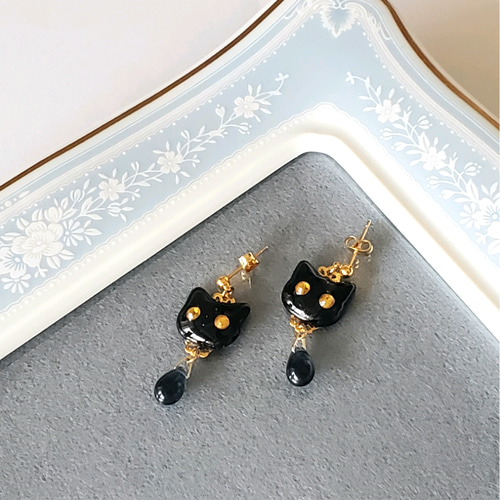 にゃんこピアス☆両耳 チェコガラス☆黒猫☆レジン☆猫ジュエリー 猫  