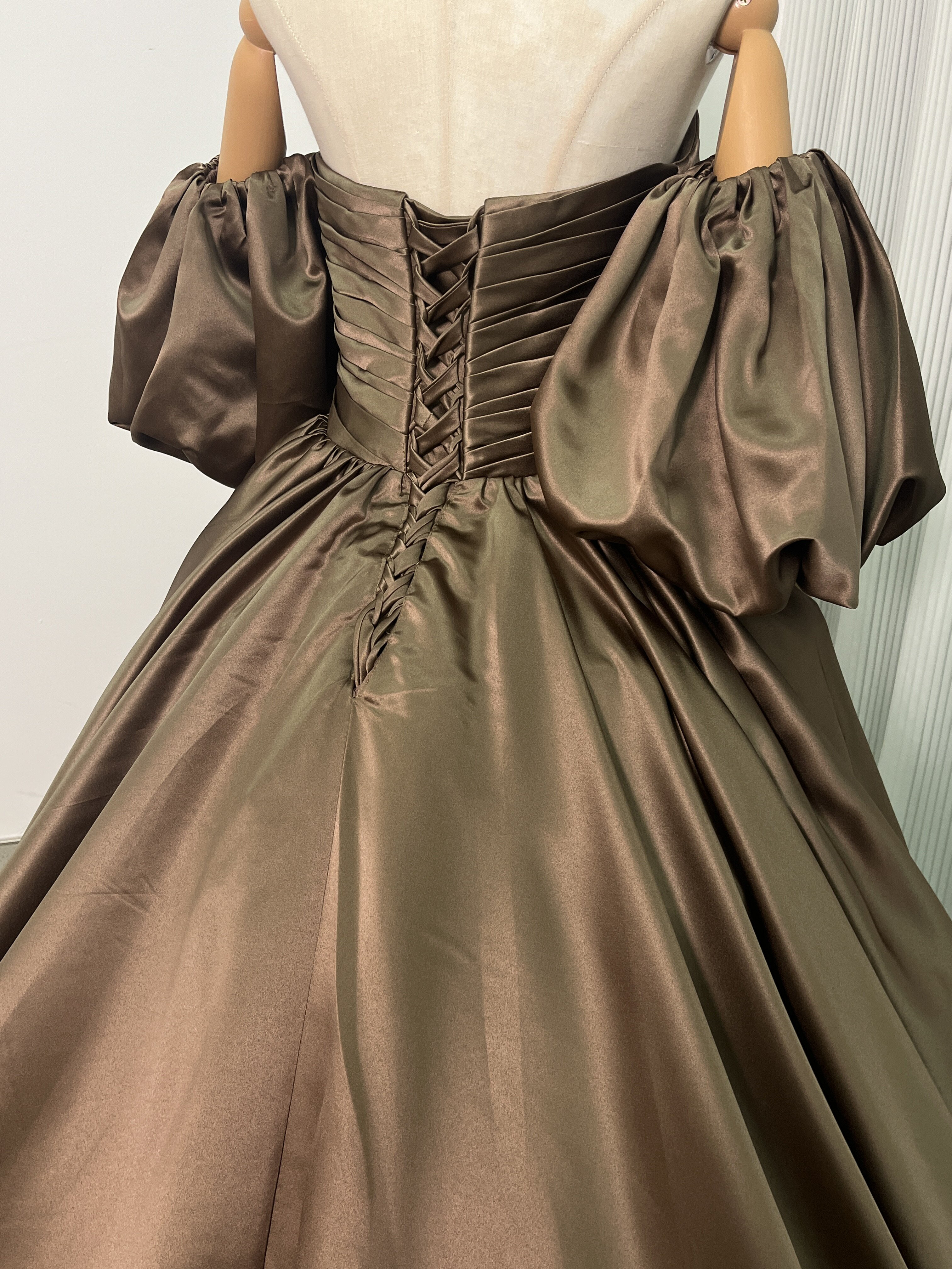 送料無料！ウェディングドレス ブラウン 取り外し袖 ビスチェ 光沢サテン 結婚式 前撮り