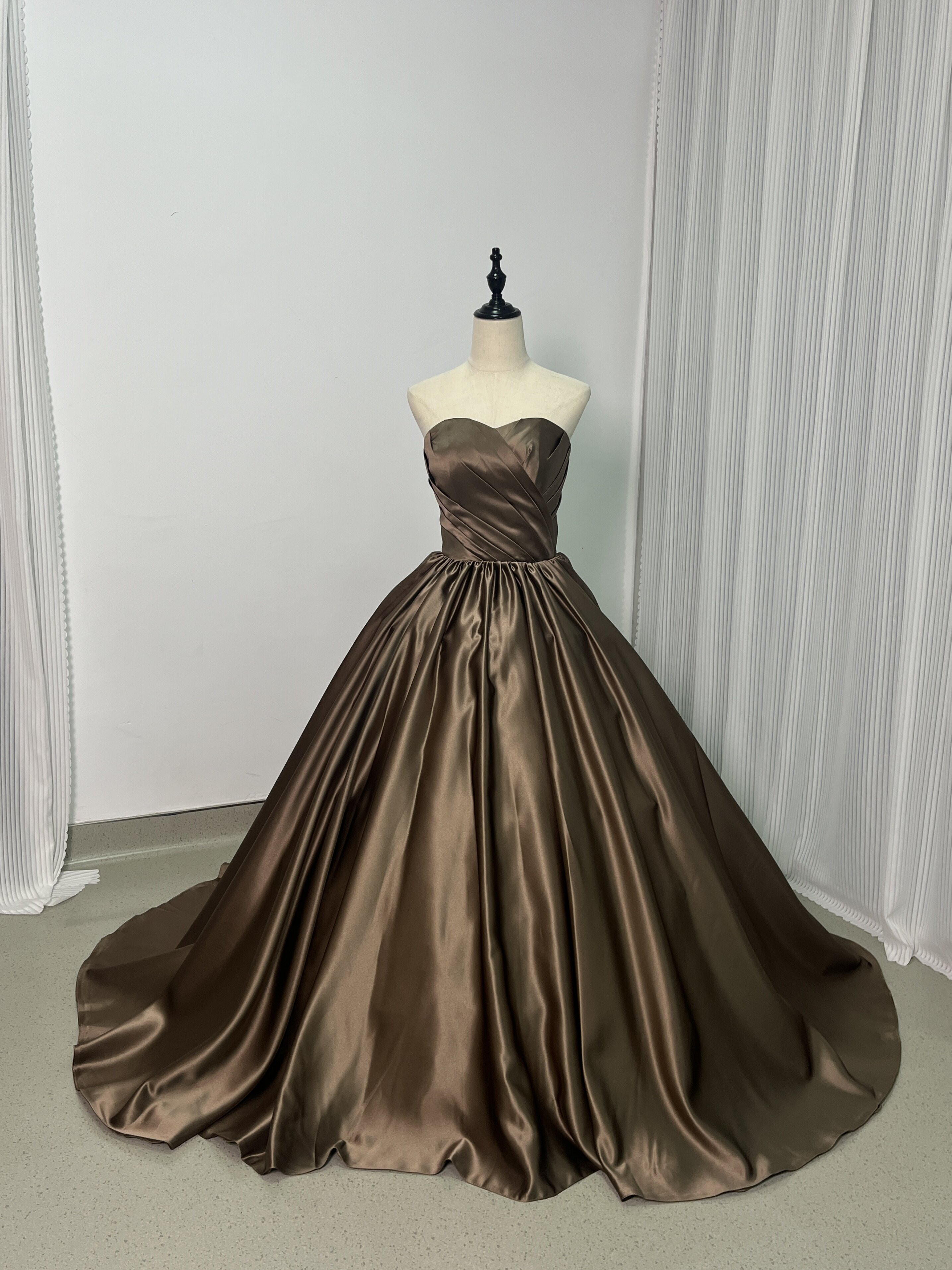 送料無料！ウェディングドレス ブラウン 取り外し袖 ビスチェ 光沢サテン 結婚式 前撮り