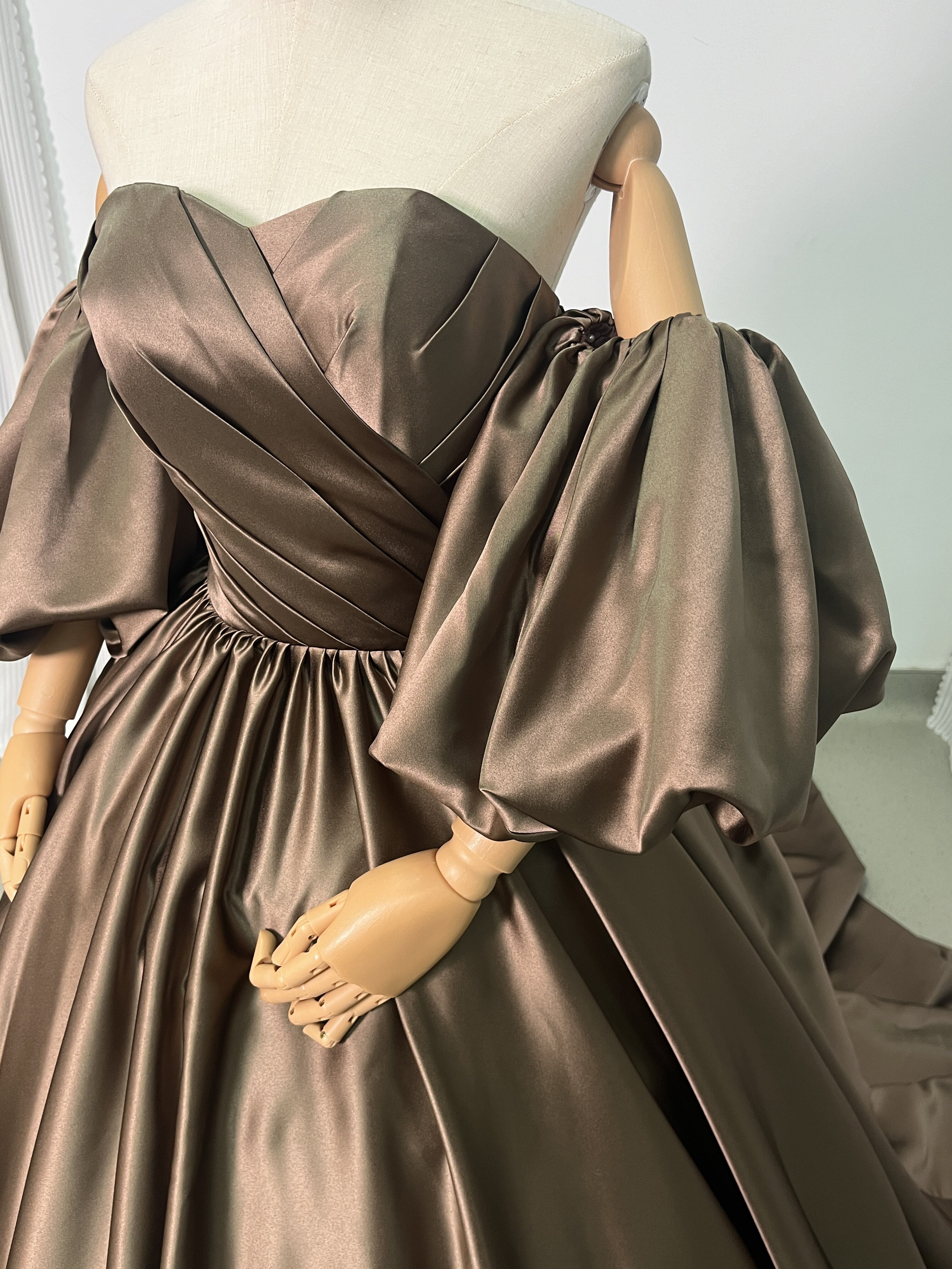 送料無料！ウェディングドレス ブラウン 取り外し袖 ビスチェ 光沢サテン 結婚式 前撮り