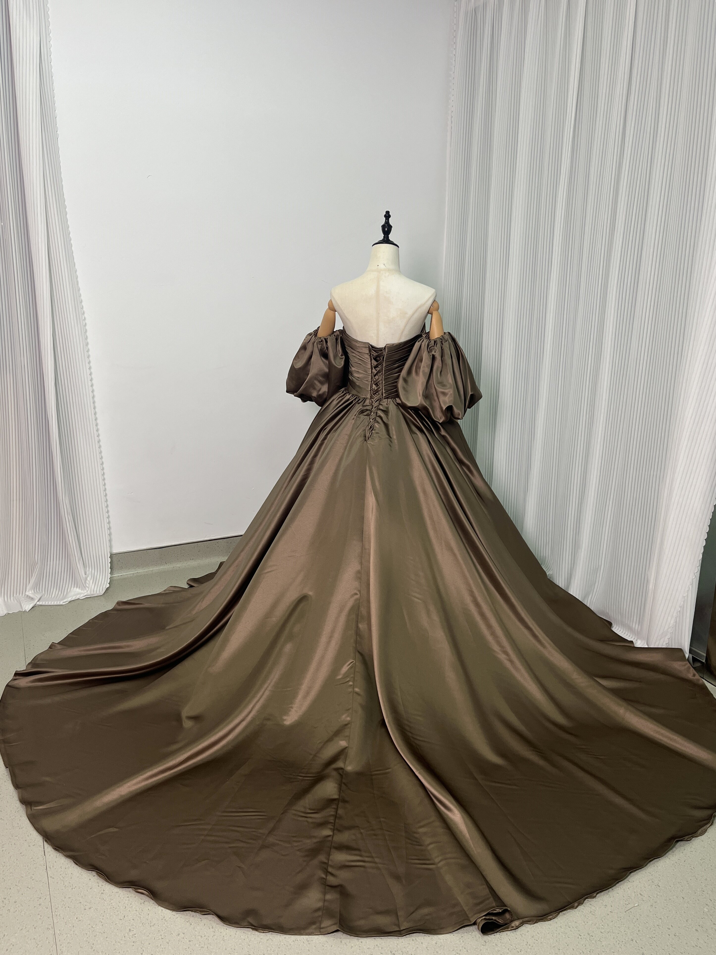 送料無料！ウェディングドレス ブラウン 取り外し袖 ビスチェ 光沢サテン 結婚式 前撮り