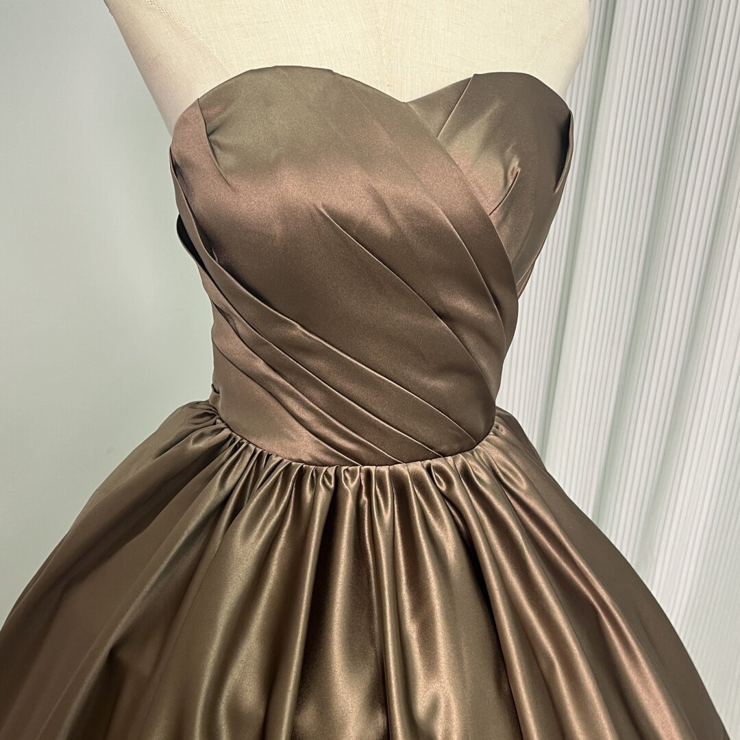 送料無料！ウェディングドレス ブラウン 取り外し袖 ビスチェ 光沢サテン 結婚式 前撮り