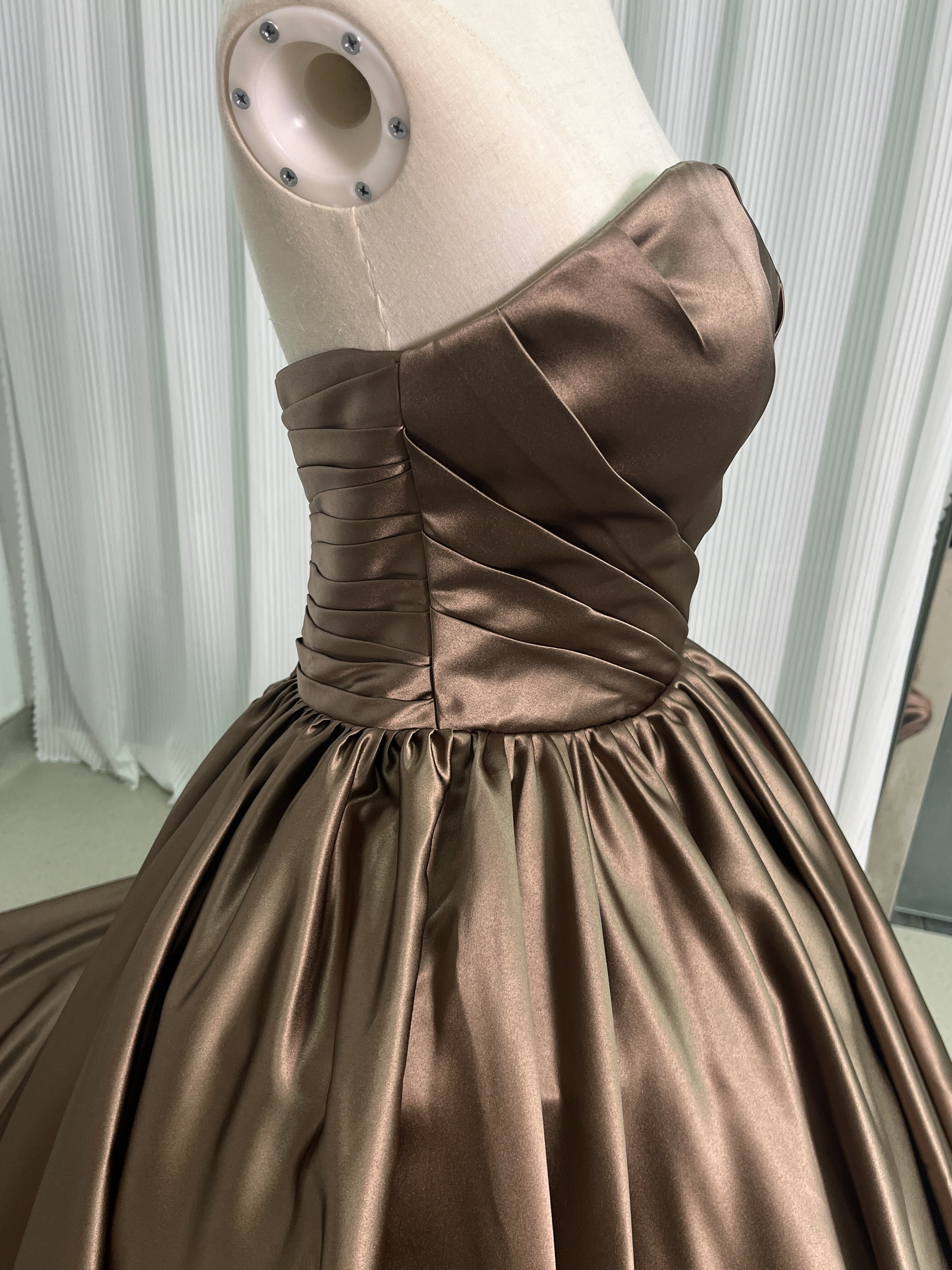 送料無料！ウェディングドレス ブラウン 取り外し袖 ビスチェ 光沢サテン 結婚式 前撮り